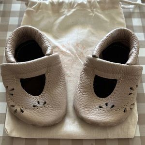 Starry Knight moccasins size 5 with waterproof sole